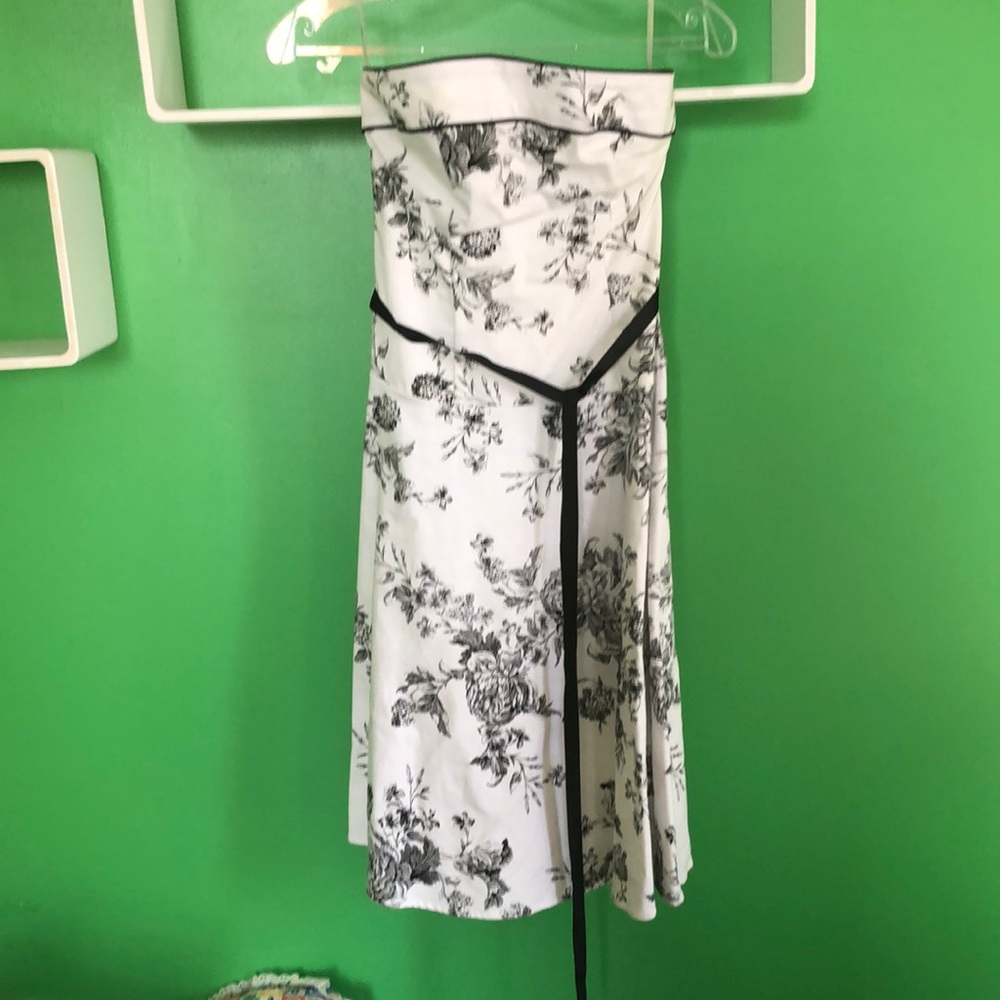 Teeeze me dress, junior size 3, black floral print on white